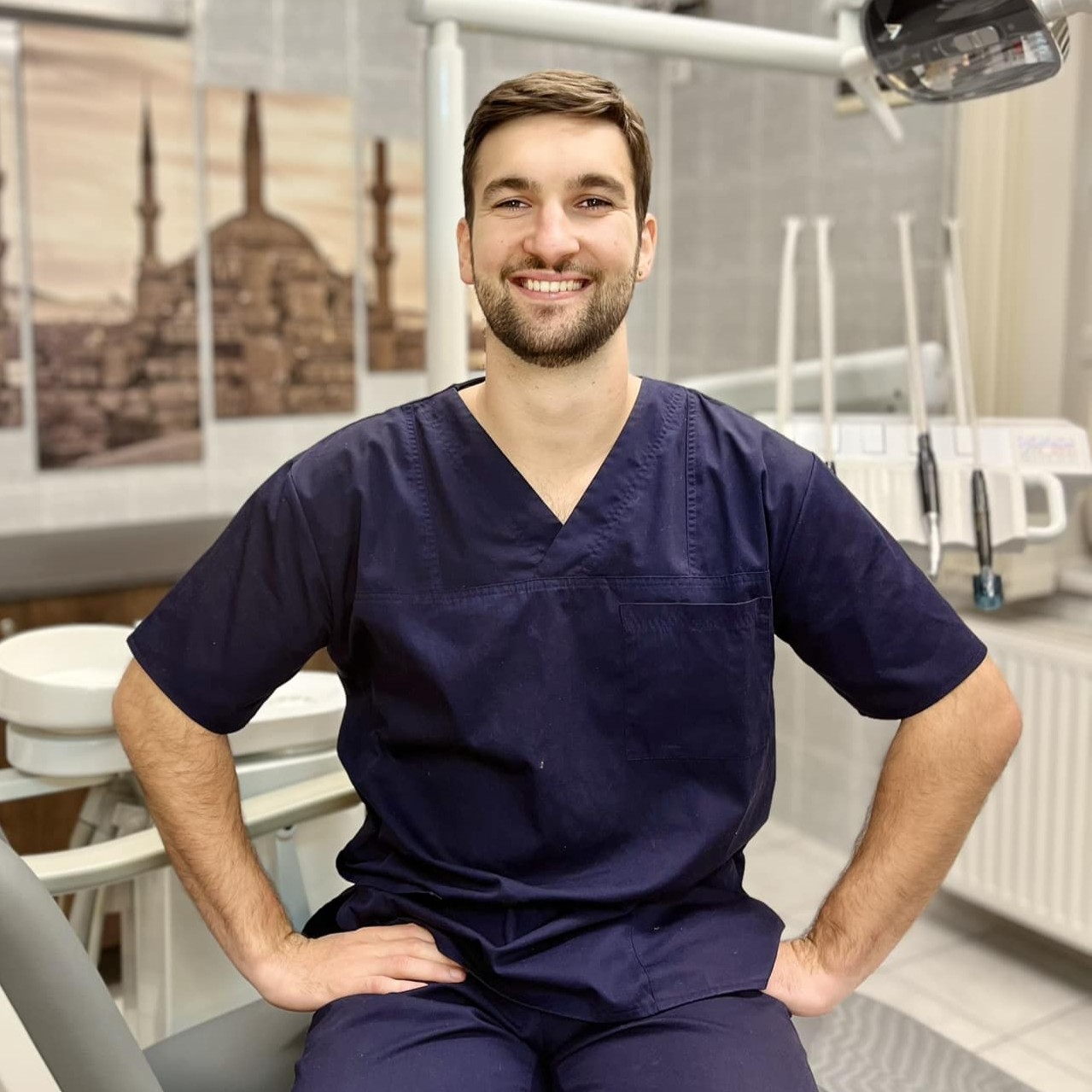 Dr. Gál Gergely : Legfontosabb számomra, hogy a pácienseink, legyenek kicsik vagy nagyok, mindig bizalommal forduljanak hozzám és a szerethető fogászat legyen az első, ami eszükbe jut, ha rendelőnkről van szó. Legfőbb célom, hogy kezeléseim alkalmával a legjobb minőséget nyújtsam, kellemes környezetben. A munkám legszebb része, hogy mosolyokat alkothatok, mellyel nem csak egy csodálatos megjelenést, hanem magabiztosságot, önbizalmat is adhatok. Forduljanak hozzám bizalommal.🦷