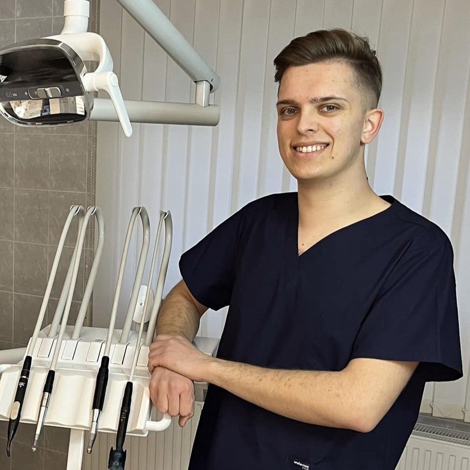 Dr. Berkecz Miklós : Szegváriként fontos számomra, hogy a Szentes és környékbeli embereket itt helyben is gyógyíthassam. Legfőbb célom, hogy a fogak megtartására fókuszálva a lehető legmagasabb minőséget nyújthassam a pácienseim számára. Kiemelten fontos, hogy személyre szabott kezelésben, fájdalom,- és stresszmentes környezetbe részesüljenek a hozzám fordulók és elégedetten távozzanak a rendelőből. Várom Önöket szeretettel!🦷