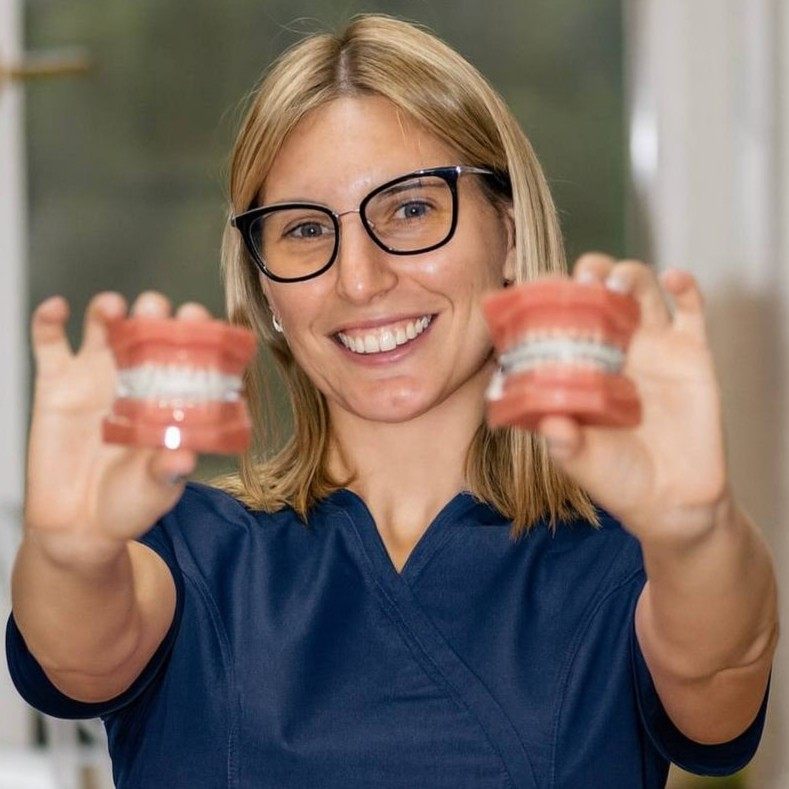 Dr. Vecseri Dorina Rebeka : Summa cum laude, kiváló minősítéssel végeztem a fogorvosi egyetemet, és már a kezdetektől a fogszabályozásra Munkám során a legnagyobb hangsúlyt a precizitásra, az empátiára és az emberséges, bizalomra épülő orvos-páciens kapcsolatra helyezem. Számomra minden mosoly egyedi, ezért a kezeléseket személyre szabottan, a legmagasabb szakmai színvonal mellett végzem - hogy pácienseim ne csak esztétikailag, hanem funkcionálisan is tökéletes harapással távozzanak.!🦷