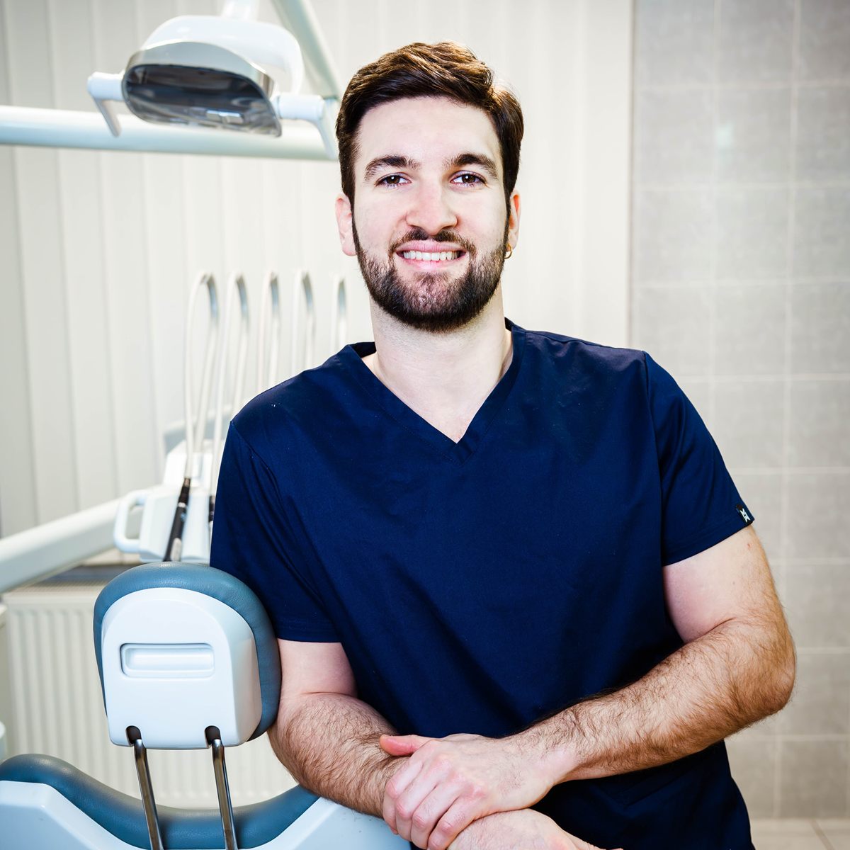 Dr. Gál Gergely : Legfontosabb számomra, hogy a pácienseink, legyenek kicsik vagy nagyok, mindig bizalommal forduljanak hozzám és a szerethető fogászat legyen az első, ami eszükbe jut, ha rendelőnkről van szó. Legfőbb célom, hogy kezeléseim alkalmával a legjobb minőséget nyújtsam, kellemes környezetben. A munkám legszebb része, hogy mosolyokat alkothatok, mellyel nem csak egy csodálatos megjelenést, hanem magabiztosságot, önbizalmat is adhatok. Forduljanak hozzám bizalommal.🦷