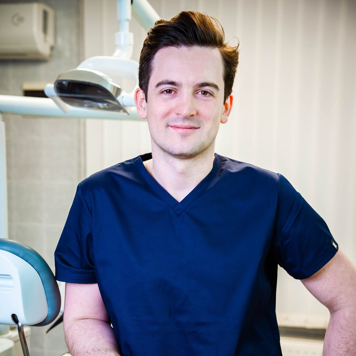 Dr. Lehoczky Márton szájsebész szakorvos vagyok. Munkám során a precíz, fájdalommentes és biztonságos beavatkozásokra törekszem, különös figyelmet fordítva a páciensek nyugalmára és bizalmára. Célom, hogy a szájsebészeti kezelések a lehető legkíméletesebb módon, magas szakmai színvonalon történjenek.