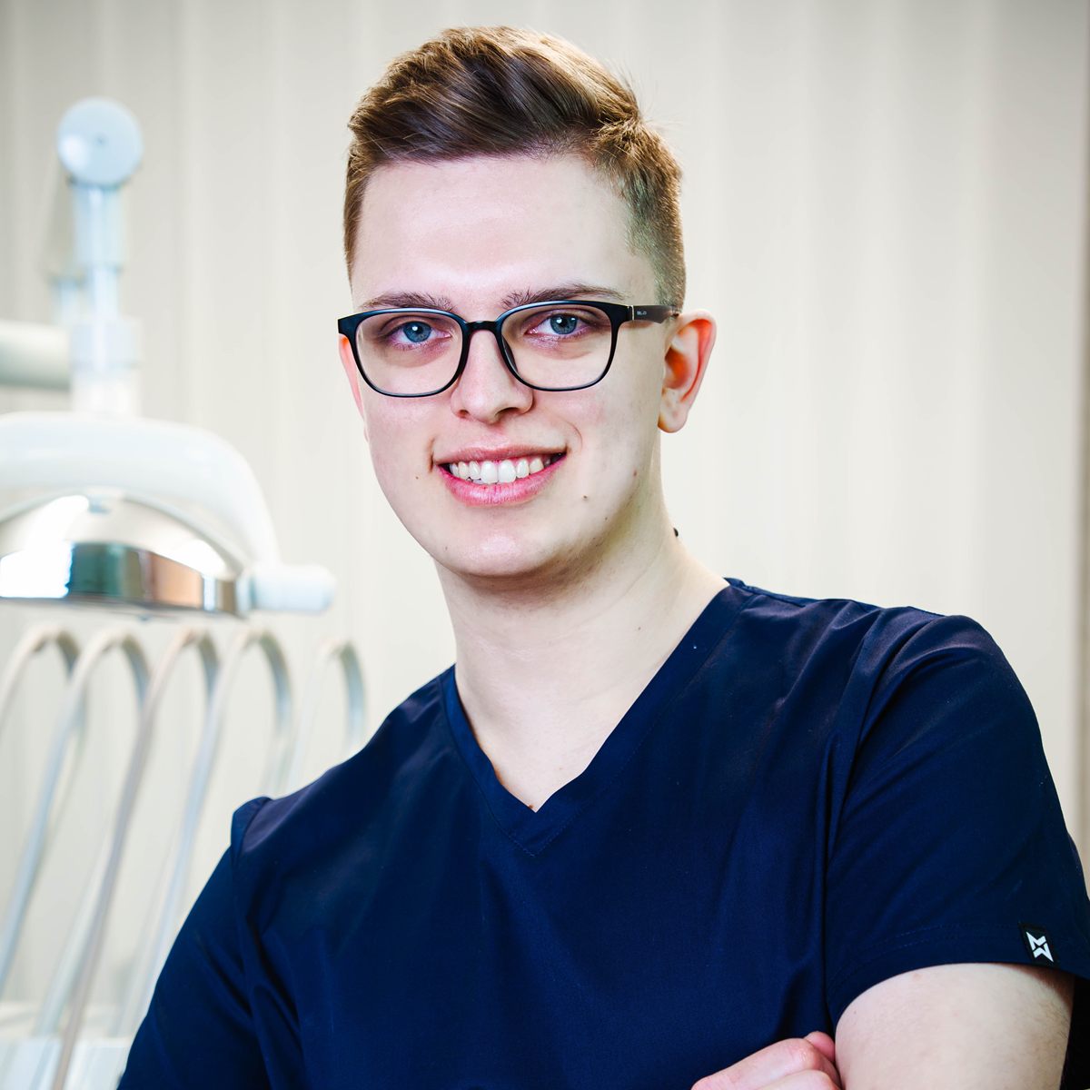 Dr. Berkecz Miklós : Szegváriként fontos számomra, hogy a Szentes és környékbeli embereket itt helyben is gyógyíthassam. Legfőbb célom, hogy a fogak megtartására fókuszálva a lehető legmagasabb minőséget nyújthassam a pácienseim számára. Kiemelten fontos, hogy személyre szabott kezelésben, fájdalom,- és stresszmentes környezetbe részesüljenek a hozzám fordulók és elégedetten távozzanak a rendelőből. Várom Önöket szeretettel!🦷