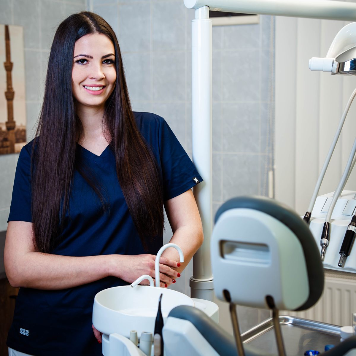 Sipos Zsaklin vagyok, fogászati asszisztens. Munkám során a kezelések zökkenőmentes lebonyolításában segítem az orvosokat, miközben kiemelt figyelmet fordítok a páciensek kényelmére és biztonságára. Fontos számomra, hogy mindenki nyugodt, barátságos környezetben vehesse igénybe a fogászati ellátást.