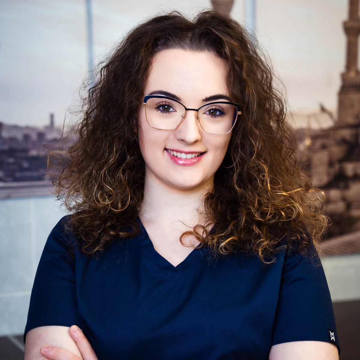 Váncsa Zsanna vagyok, dentálhigiénikus. Fontos számomra, hogy pácienseim nyugodt, barátságos légkörben kapjanak professzionális szájhigiénés ellátást. Munkám során kiemelt figyelmet fordítok a megelőzésre, a fogágy egészségének megőrzésére, valamint arra, hogy minden páciens személyre szabott tanácsokat kapjon a megfelelő otthoni szájápoláshoz.